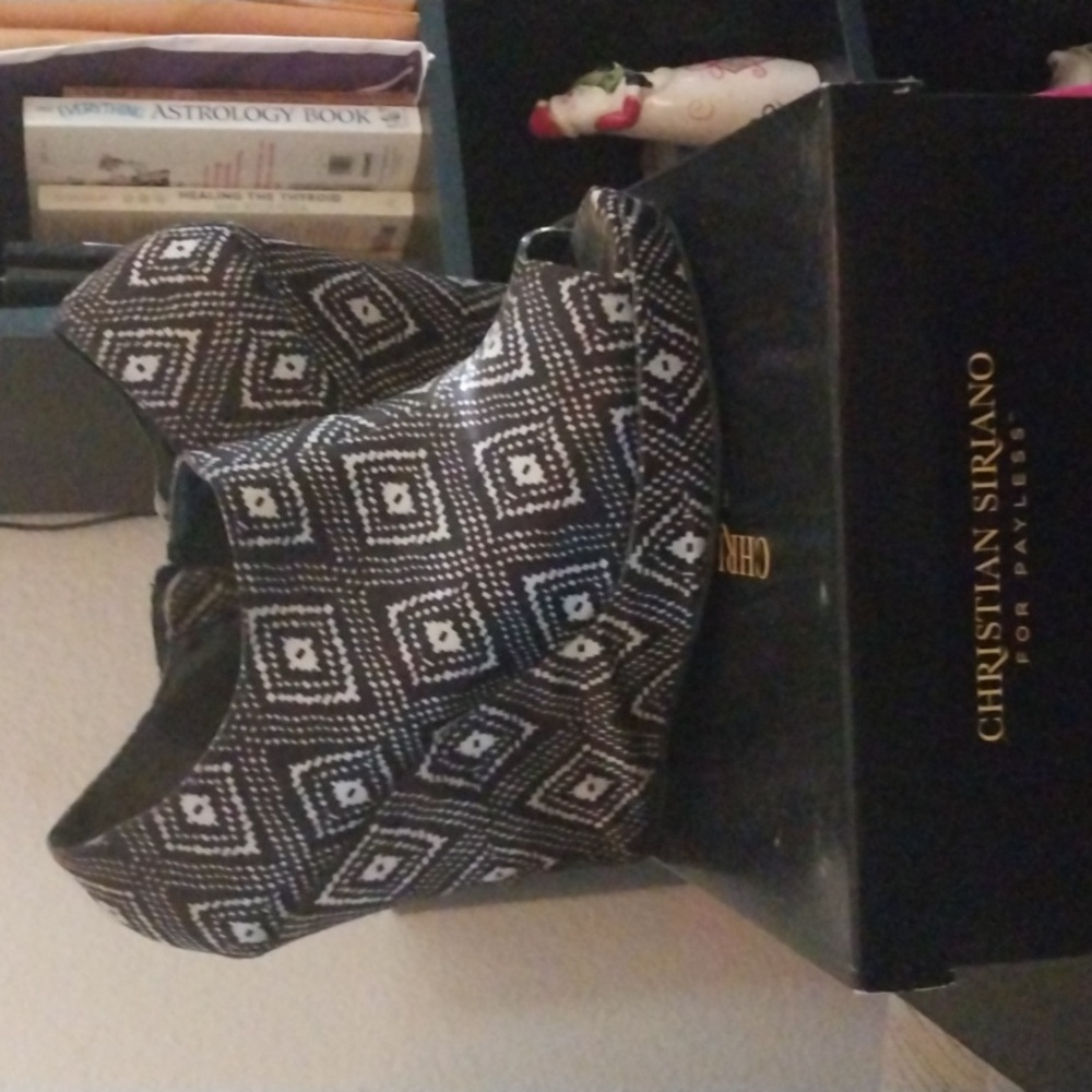 Black Geometric Pattern Heels • Size 10